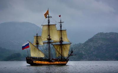 Корабль под русским флагом (1920x1080)