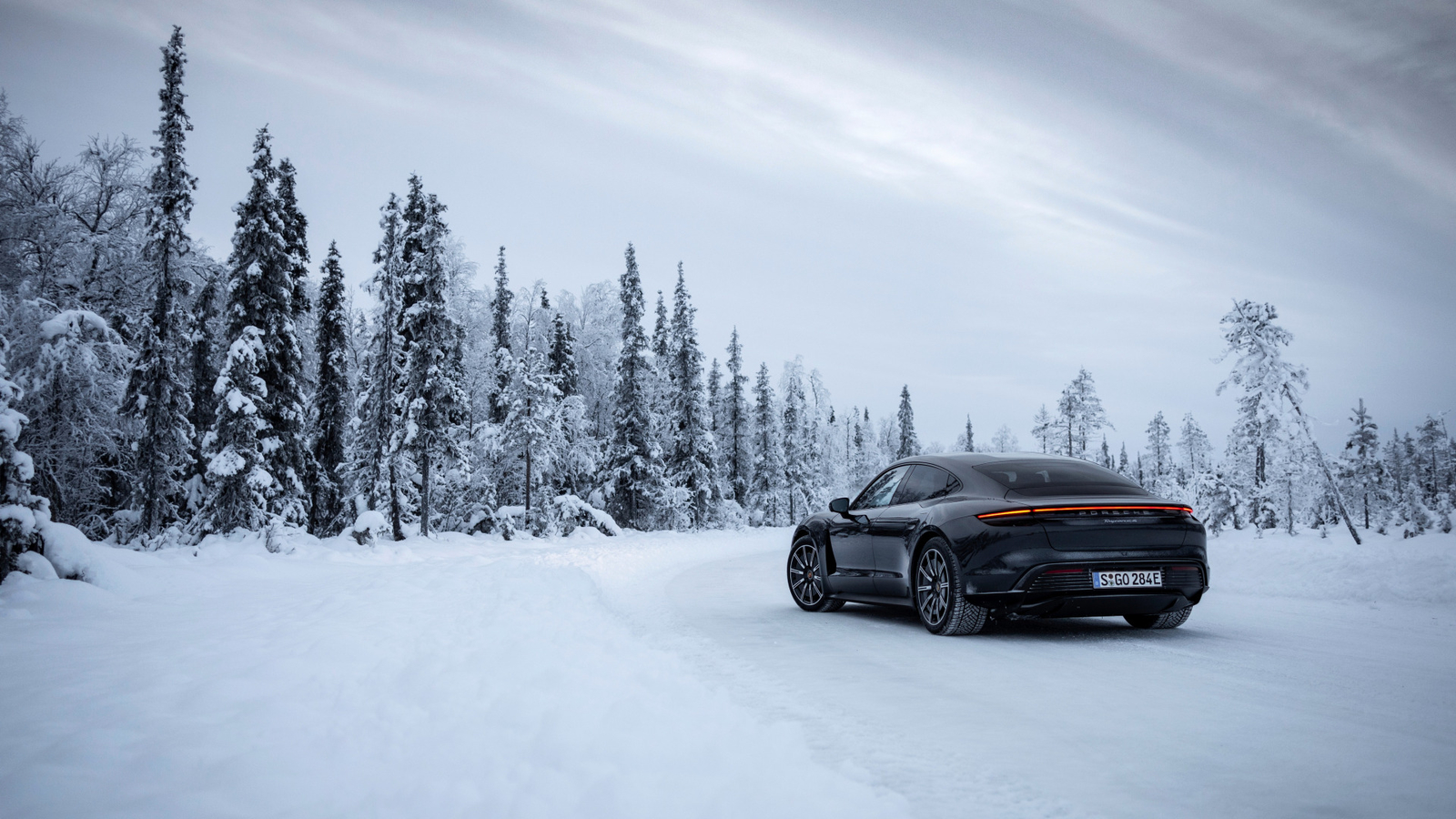 porsche-taycan-4s-2020-chiornyi-les-doroga-zima-sneg-taycan (148)